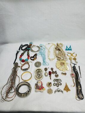 Lot Of 1lb 13oz Vtg to Modern Mixed Jewelry Custom Pre-Owned Resale Arts Craft